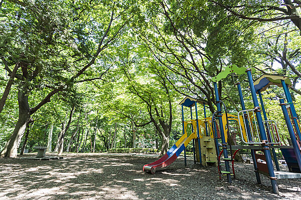 豊かな緑に包まれた公園がすぐ近くに。休日が待ち遠しくなるような、上質な住環境が整っております。