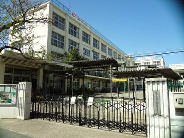 中学校までは13分♪勉強に部活に忙しい中学生には何よりの近さ♪ますます充実の学校生活になりそう♪
