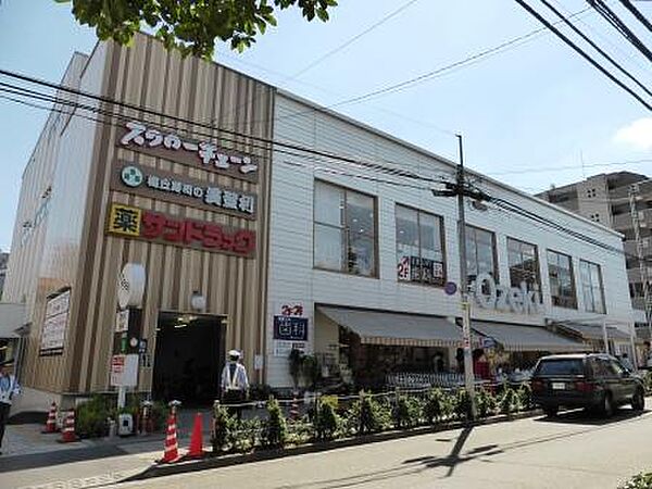 確かな品揃えで地元を支えるスーパーです。