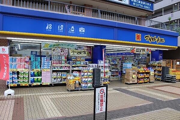 お薬も最新コスメまで、まとめて揃う便利なドラッグストア。