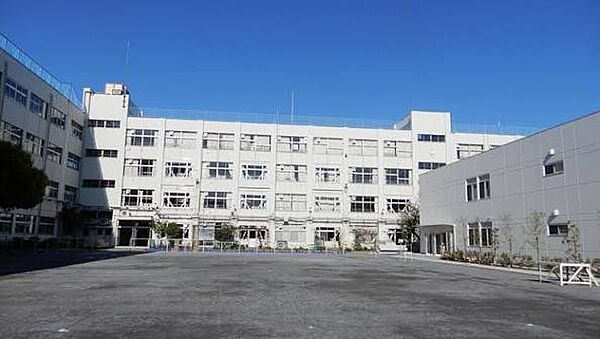 小学校までは3分♪いつでもお子様を近くに感じられるのが安心ですね。