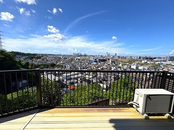 1階リビングからの眺望　季節や天候により東京タワー、日光の山、花火大会などが見えます