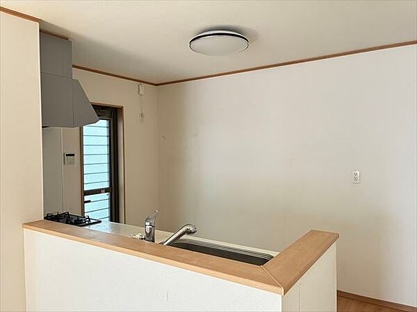 【キッチン】カップボード設置側にも、コンセントがあります