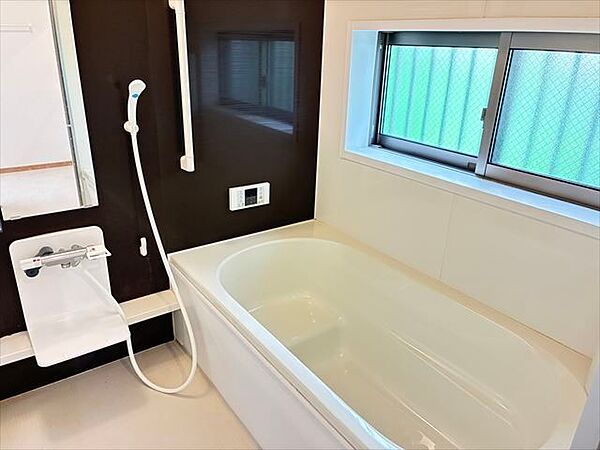 【浴室】浴室はゆとりの1坪タイプです！窓もあります