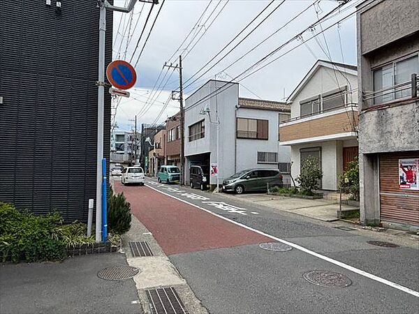 【前面道路】若干交通量が多いものの、駅徒歩4分は便利です！