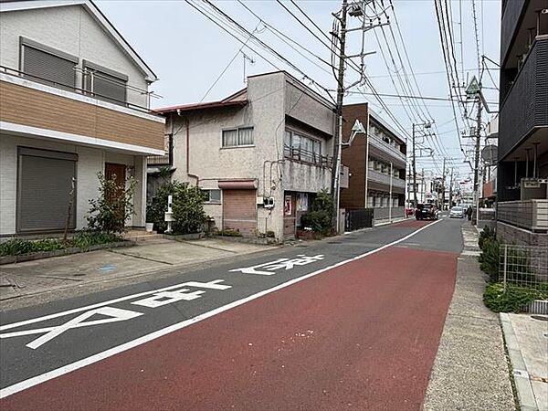 【現地】1階、2階共、窓にシャッター付（出窓、突き出し窓を除く）