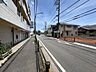 外観：前面道路幅員約10.9mになります。