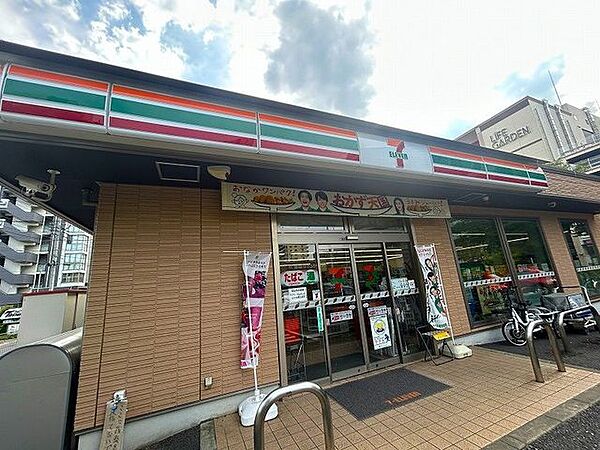 セブンイレブン流山おおたかの森駅東口店 徒歩7分。 500m