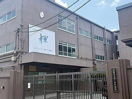 西ノ京中学校 徒歩26分。 1800m