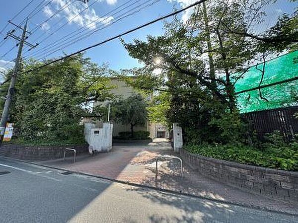 京都市立下鴨中学校 897m
