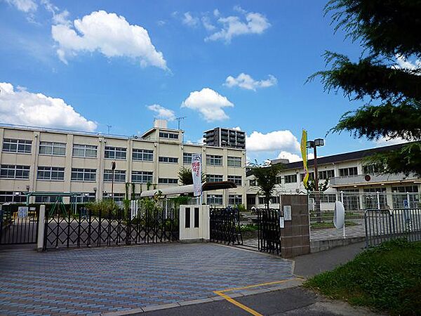 芥川小学校 850m