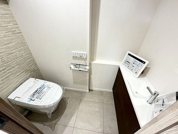 トイレには手洗いが設置されています。