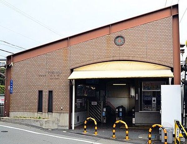 能勢電鉄滝山駅 768m