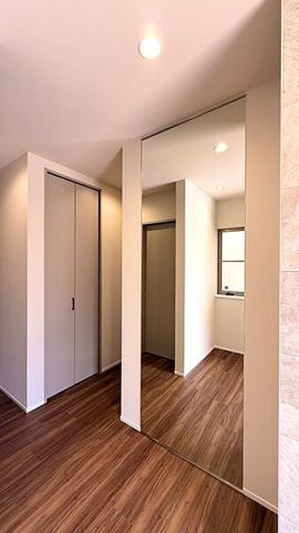 天井近くまである大型ミラーを採用。空間に広がりを感じられ、お出かけ前の全身チェックにも便利です。