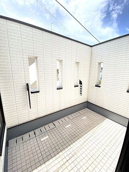 2階南西側のバルコニー（洗濯機置場付近）には洗濯物干しが設置されています。