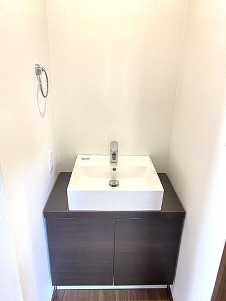 1階トイレ横に洗面所がございます。帰宅時に2階リビングへ上がる前に手を洗うことができます。