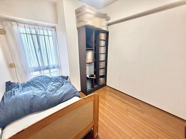 窓があり朝日が入るお部屋です収納あり◎洋室約4帖