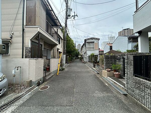 ・前面道路：北東側約4.4の公道に接する