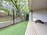 その他：専用庭には人工芝とタイル敷きのスペースを設置。フェンス沿いには植栽があり、屋外で過ごす際の空間を感じられます。
