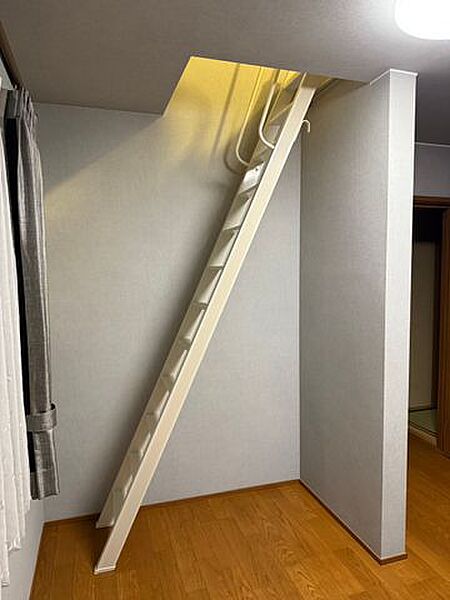 小屋裏収納階段