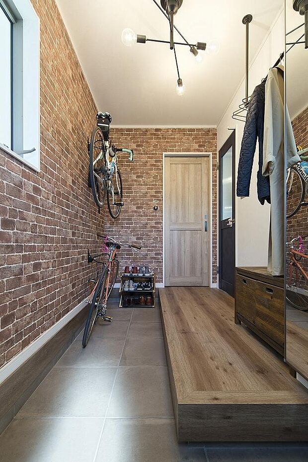 玄関例です。サイクリングも気持ち良く自転車も便利に使える立地環境です。周辺の住環境の良さもぜひご確認ください。JR総武線「新検見川」駅徒歩圏、幕張や東京ベイ湾岸エリアも生活圏です。