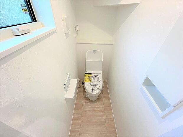 1階、2階とも節水機能・ウォシュレット付きトイレです。他には、Wペーパーフォルダー・サニタリー収納・タオルリング付。※自由設計なら、設備のグレードアップも可能です。なんでもご相談下さい。