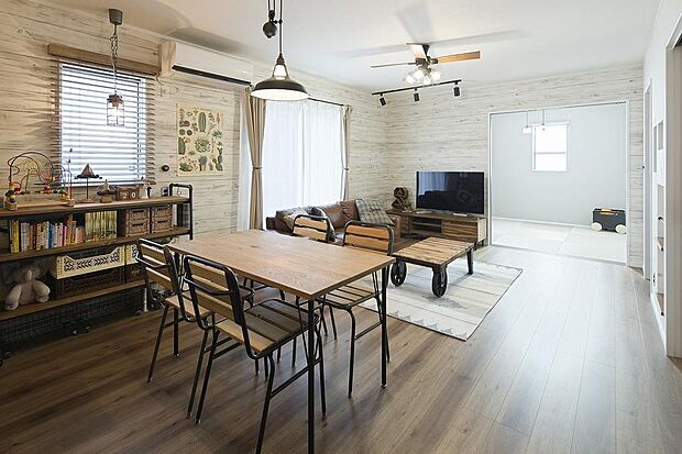 家づくりという体験をぜひされてください！マイホームはぜひお好きな色合いで彩ってください。耐震等級３を取得、断熱性能６、省エネ性能６のZEH基準を上回る性能のマイホームを好きなように建てる事が可能です。