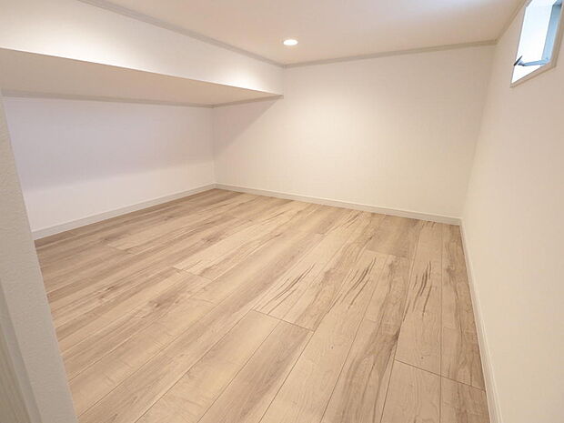 間取によって、下屋裏収納庫は一か所サービスとなります。2階の廊下よりフラットで出し入れのしやすく、季節ものや普段使わない収納庫としてとても重宝します。デッドスペースをうまく利用した収納です。