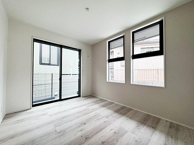 1階5.25帖洋室 2面採光で風通しの良いお部屋です。