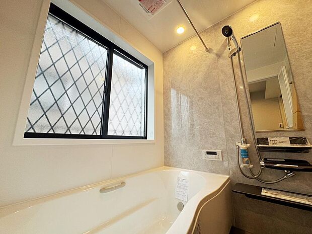 大きな窓がついたバスルーム 清潔感のあるカラーリング