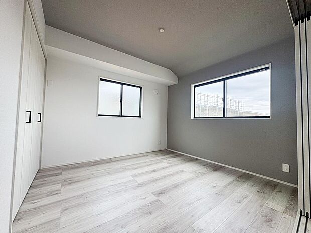 リビング横にある6.12帖の洋室です。