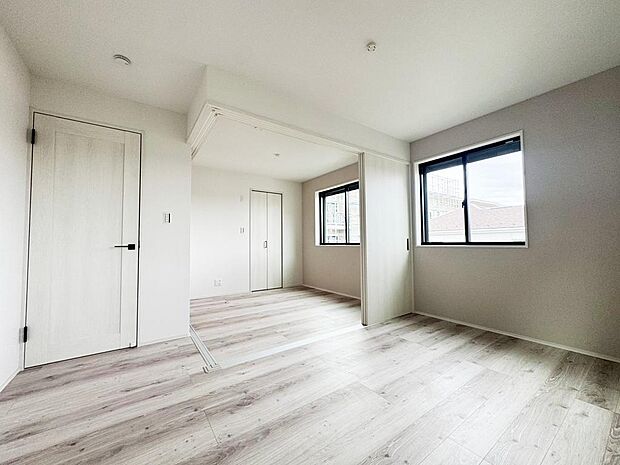 アクセントクロスで落ち着きのある洋室