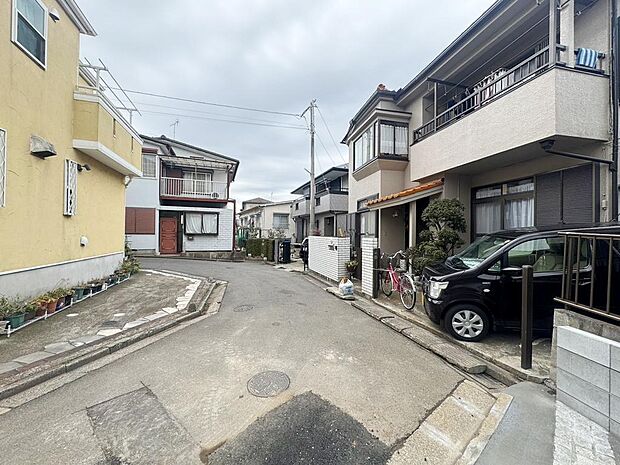前面道路(1) 閑静な住宅街です。
