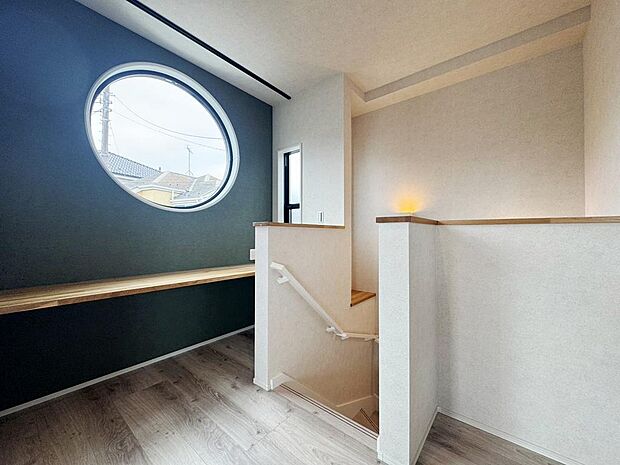 2階ホールには大きな円形の窓がついております。