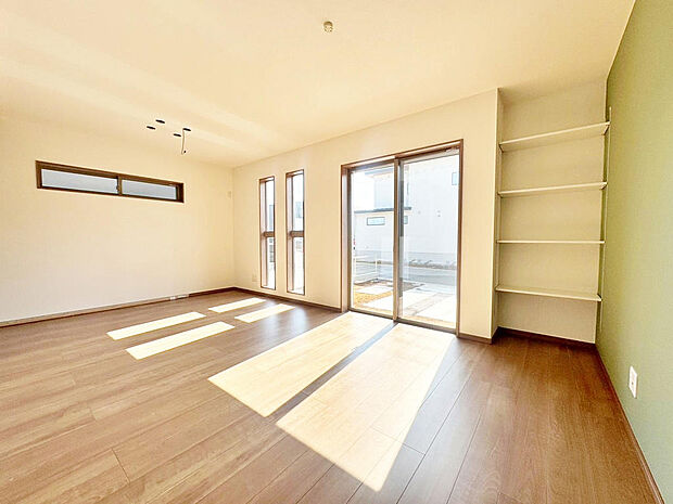 南側の窓から降り注ぐ穏やかな光が、穏やかな温もりと心地よい広がりを感じさせる空間。