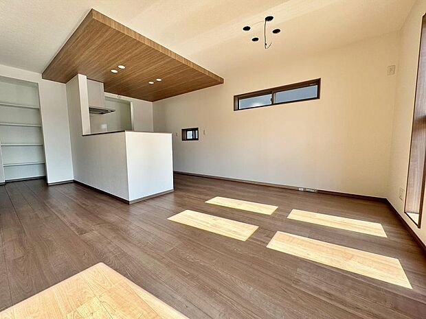 温かな光が広がる空間は、木の温もりを感じさせる天井と床が心地よい調和を生み出し、穏やかで落ち着いた時間を育みます