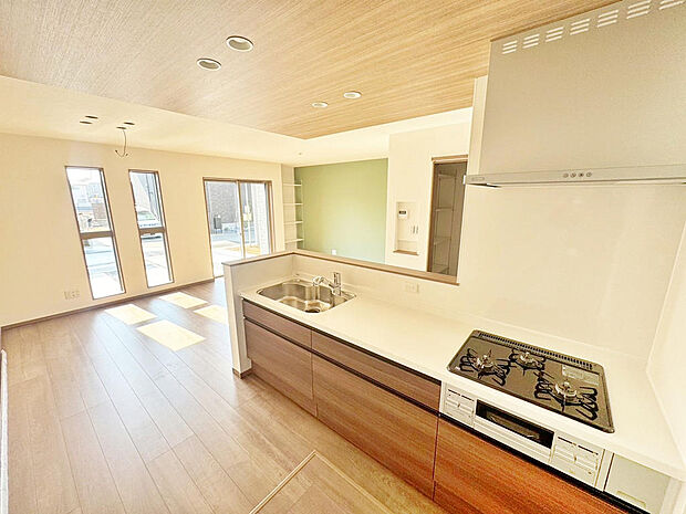 お洒落な木目の天井と床が温もりを感じさせる空間は、細長い窓から穏やかな光が心地よく広がり、自然と心が和むような落ち着いた雰囲気を醸し出します