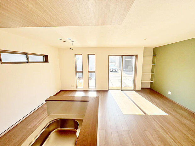 天井のお洒落な木目調と、淡いグリーンの壁が調和し、心地よい落ち着きを感じさせる空間。