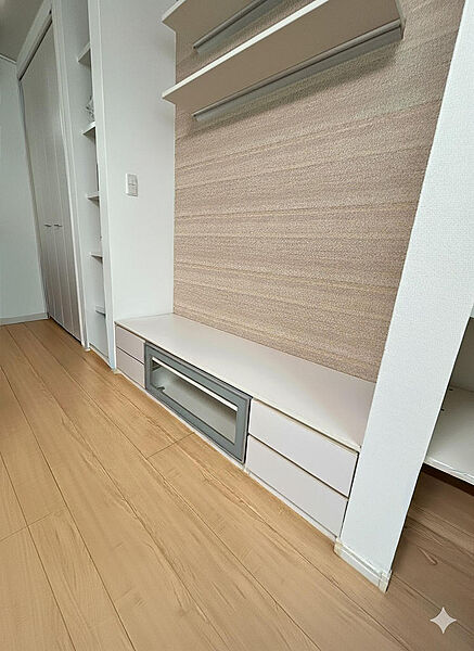 備え付けテレビ台有　統一感のある室内