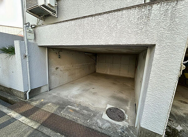 車庫（高さ：約１．５ｍ、幅：約２．７ｍ、奥行；約５．１ｍ）