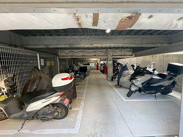 バイク駐車スペース、屋根有
