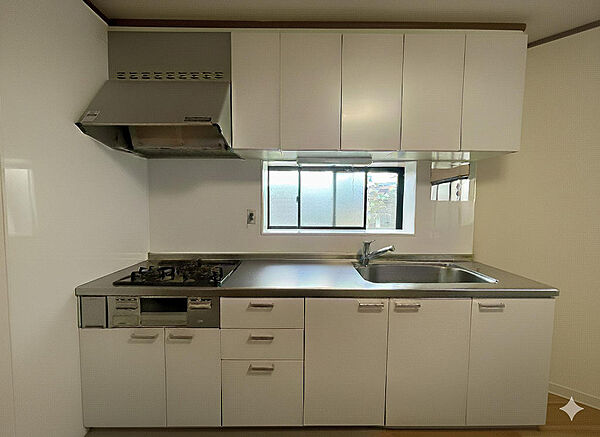 システムキッチン　目の間に窓のある、明るいキッチン♪