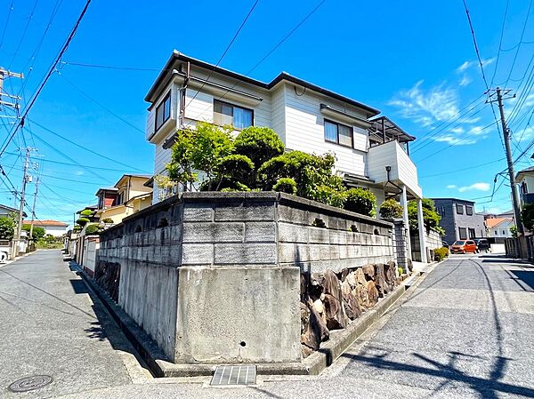 前面道路含む外観　南西角地