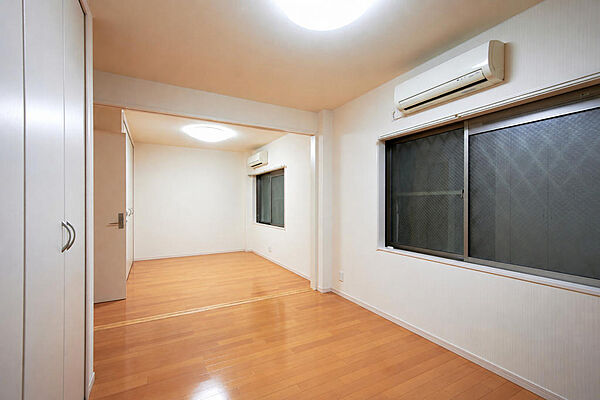 １階洋室。間仕切りをすれば２部屋に分割できます