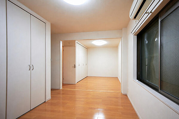 １階洋室。間仕切りをすれば２部屋に分割できます