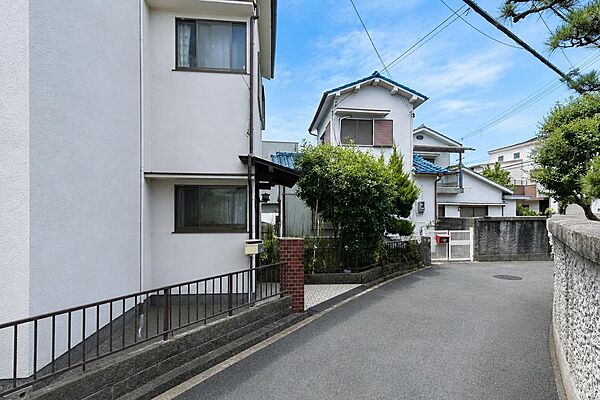 前面道路含む外観