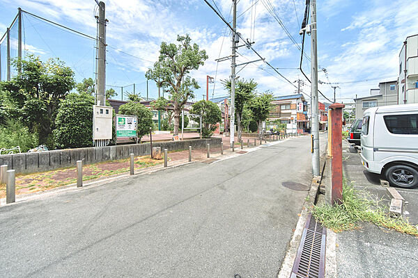 前面道路含む外観