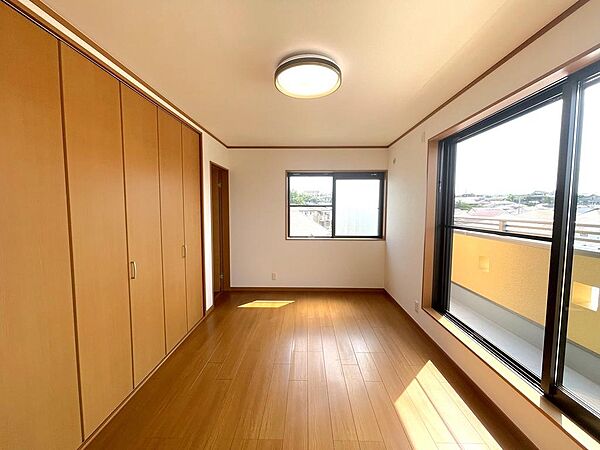 ２階洋室８帖　バルコニー傍にあって、明るい室内