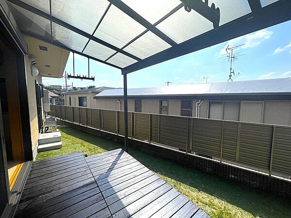 ＬＤＫから繋がっているウッドデッキ　屋根有