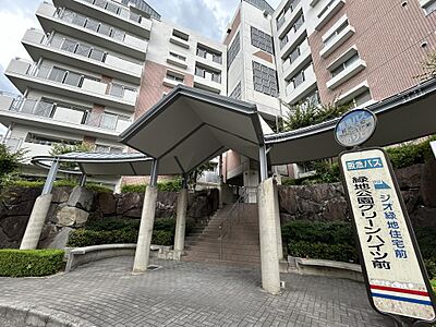 外観:4LDK 南東向き角部屋 北大阪急行「桃山台」駅までバス停1分バス乗車6分徒歩1分 周辺環境充実 外観:4LDK 南東向き角部屋 北大阪急行「桃山台」駅までバス停1分バス乗車6分徒歩1分 周辺環境充実